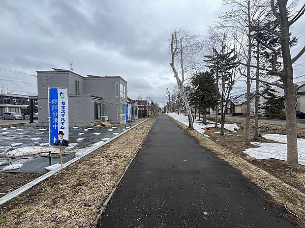 【遊歩道】遊歩道が整備され、公園も近いため散歩にもおすすめ♪(2025年4月撮影)