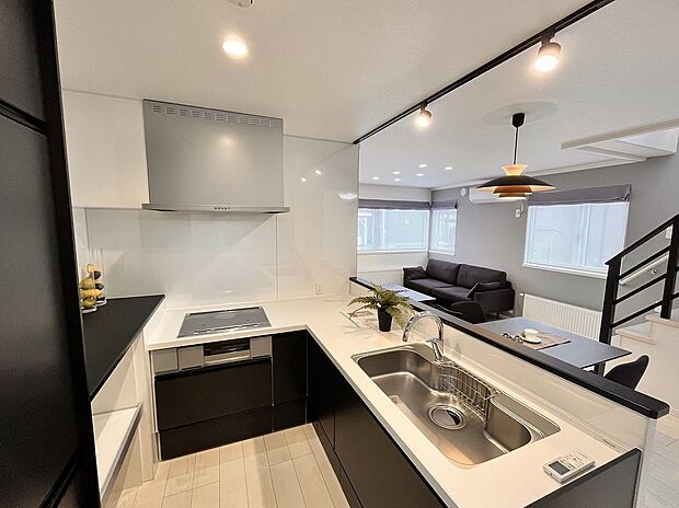 【キッチン】作業スペースにゆとりのあるL型キッチンを採用(2023年11月撮影)