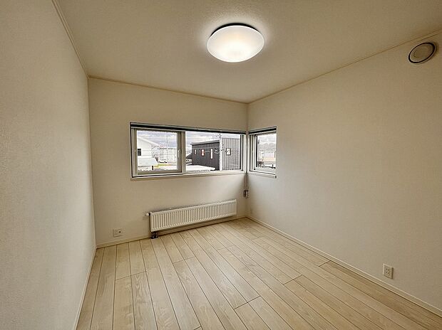 【洋室】コーナー窓を採用した明るい洋室(2023年11月撮影)