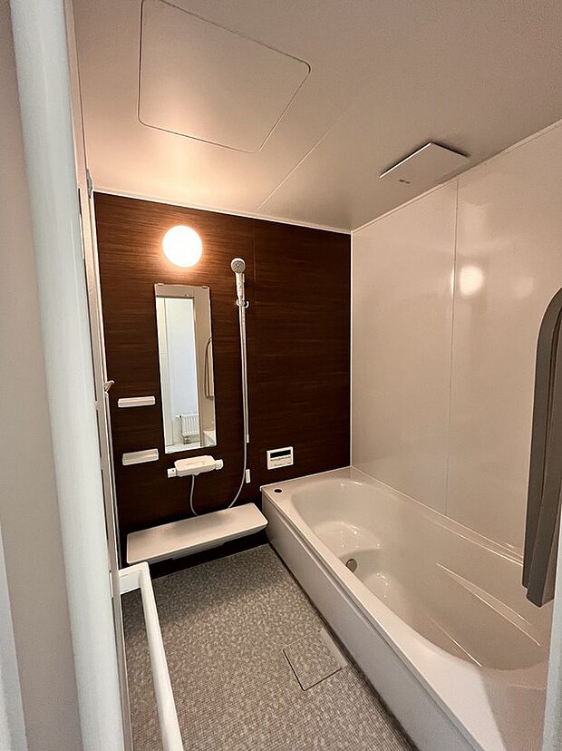 【バスルーム】落ち着いた色のアクセントパネルを採用した1坪バスルーム(2023年11月撮影)