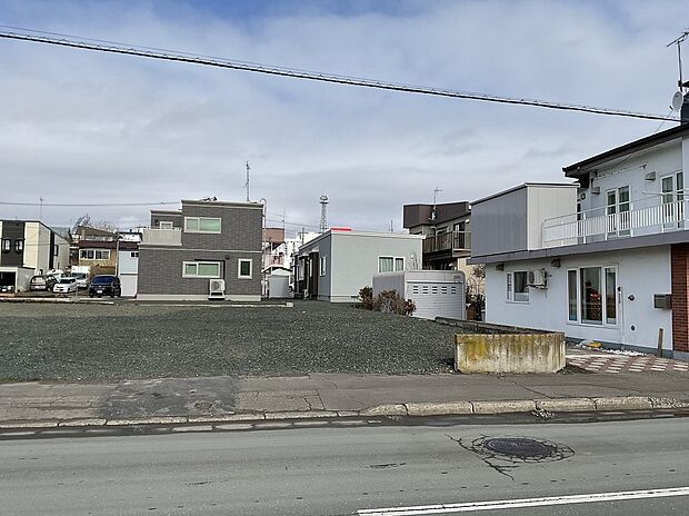 【【区画1】正面】228m2(68.97坪)の整形地！南小学校が目の前で、低学年のお子様の通学も安心♪（2025年4月撮影）