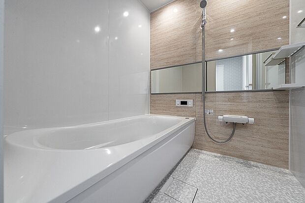 【2階ホールに納戸】2階ホールに納戸付き!扉の中には可動の棚が備え付けられております(2025年1月撮影)