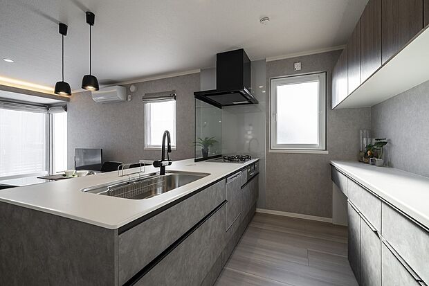 【キッチン】大容量の収納を備えたキッチン。ガスコンロの前には油跳ね防止でガラス板を備えております(2025年1月撮影)