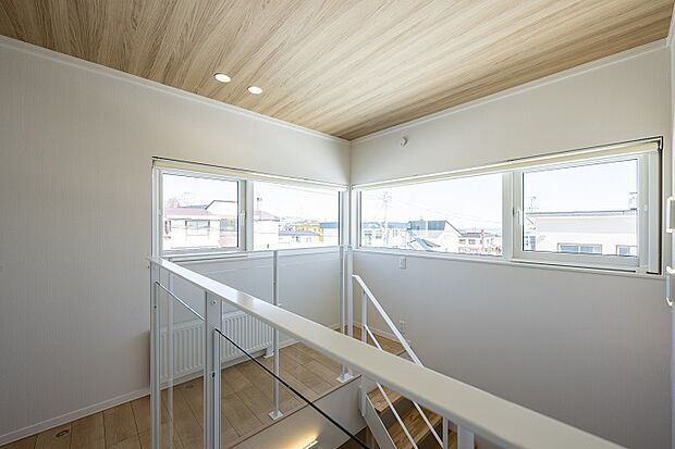 【2階ホール】L型の大開口を備えた2階ホール。天井も1階に合わせデザイン的に◎（2024年3月撮影）