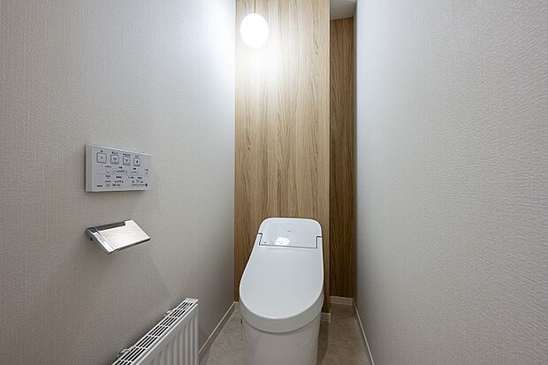 【1階トイレ】背面の木目が目を引く1階トイレ。おしゃれなペンダントライトがポイントです（2024年3月撮影）