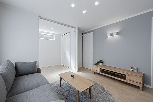 【【1号棟】リビング】リビングはグレーで統一したスタイリッシュでお洒落な空間(2023年4月撮影)