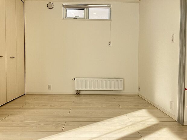 【【2号棟】洋室】1F洋室はお子様の遊び場にピッタリ!片づけが間に合わない時は扉をさっと閉めて(2023年2月撮影)