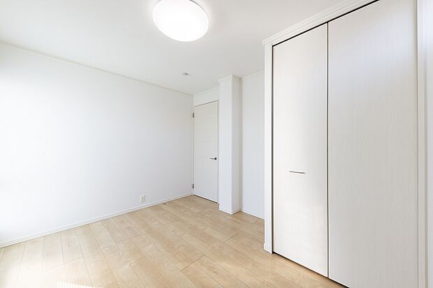 【洋室2】収納・照明付きの洋室2。お子様のお部屋にちょうどいい広さです(2024年3月撮影)