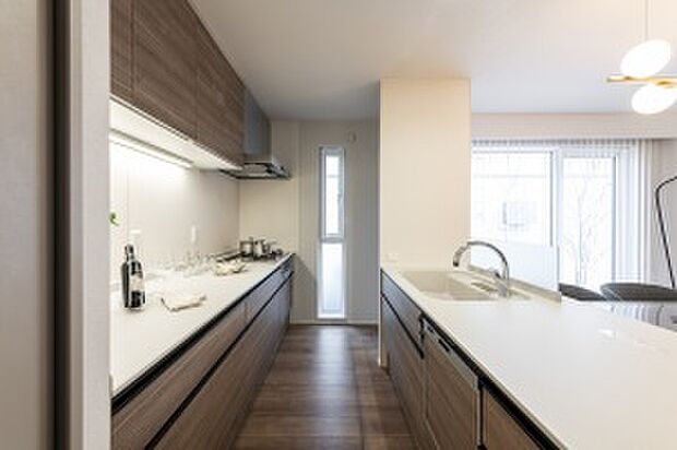 【キッチン】床材に合わせてコーディネートしたキッチン（2025年11月撮影）