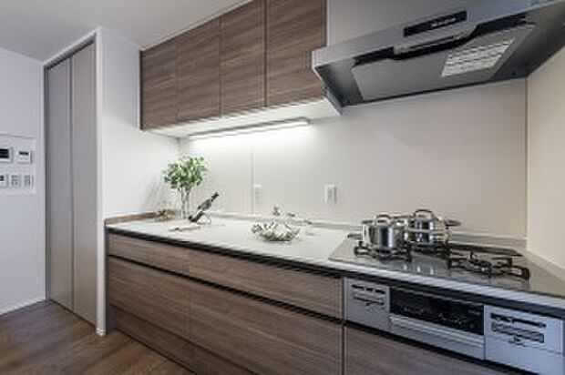 【キッチン】II列型で作業台が広く、快適にお料理を楽しめます（2025年11月撮影）