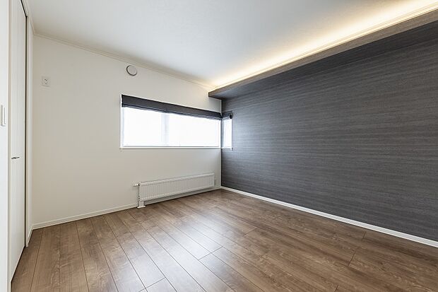 【主寝室】落ち着いた配色でコーディネートした主寝室(2024年8月撮影)