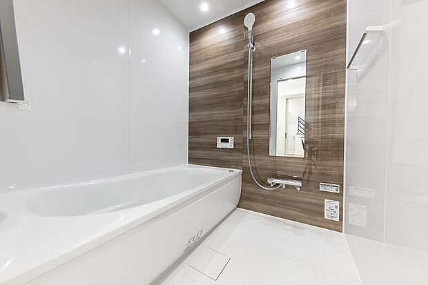 【バスルーム】足をのばしてゆっくりおくつろぎいただける1坪タイプのバスルーム(2024年8月撮影)