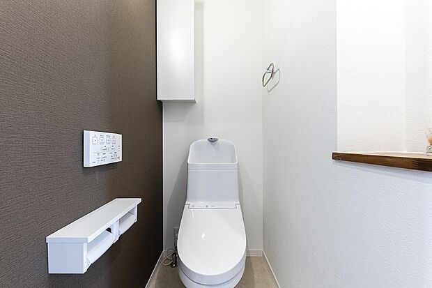 【2階トイレ】収納付きの2階トイレ。紙巻き器とタオルリングも備え付けです（2024年3月撮影）