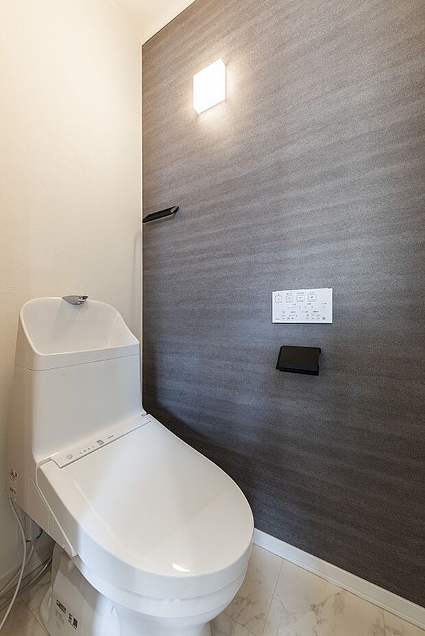 【2階トイレ】アクセントクロスと照明によりホテルライクな2階トイレ(2024年8月撮影)