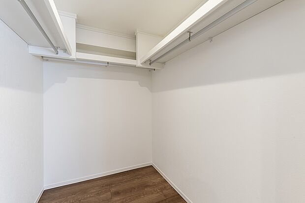 【WIC】大容量のWICには、衣類の他にキャリーケース等もそのまま収納いただけます!(2024年8月撮影)