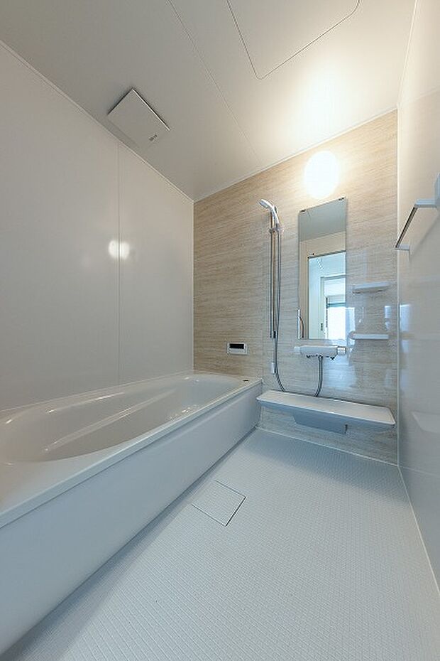 【浴室】柔らかい床が特徴の浴室（2023年4月撮影）