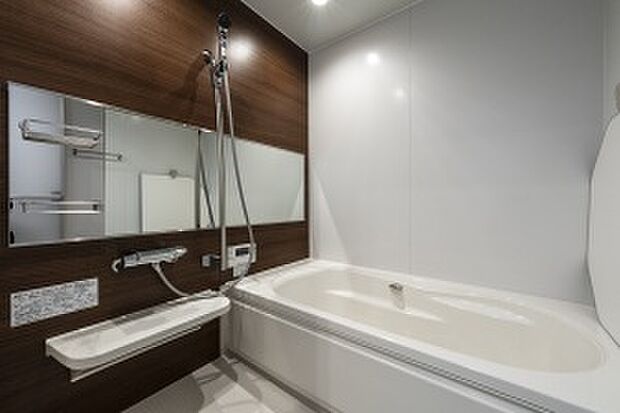 【バスルーム】ダークウッド調のアクセントパネルを取り入れたバスルーム（2025年2月撮影）