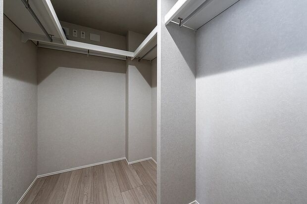 【WIC】ご夫婦の衣類を分けて収納でき、快適に身支度をしやすいWIC(2025年3月撮影)