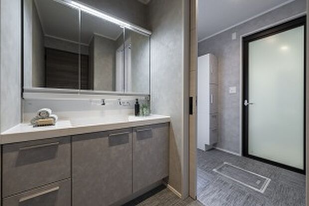 【【No.1-1】洗面化粧台】朝の身支度も快適な、落ち着きのある洗面化粧台(2025年3月撮影)