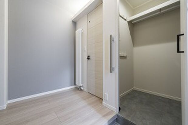 【玄関クローク】玄関クロークは、ベビーカーや除雪道具を収納できるゆとりのある広さです（2024年12月撮影）