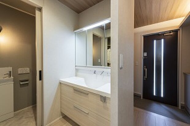 【【No.20】洗面化粧台】1階トイレのお隣に設けた洗面室。玄関からも近く、帰宅後すぐに手を洗えます(2026年5月撮影)