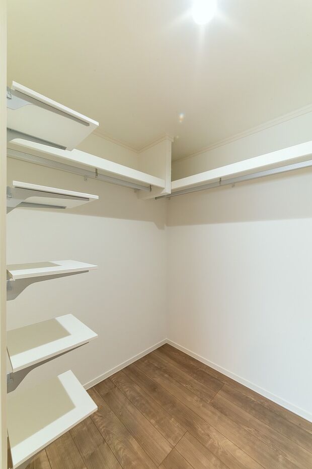 【WIC】2.7帖のWIC付き!パイプ付きの棚の他に可動の棚も備え付けです♪(2024年4月撮影)