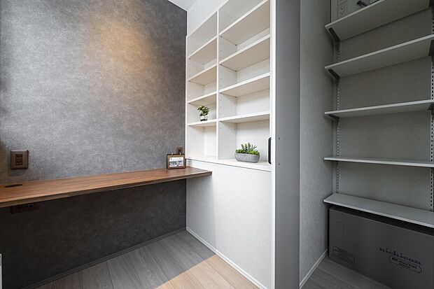 【書斎】PCスペースやスタディスペースとして使用できる書斎。本棚と収納をご用意しました(2025年2月撮影)