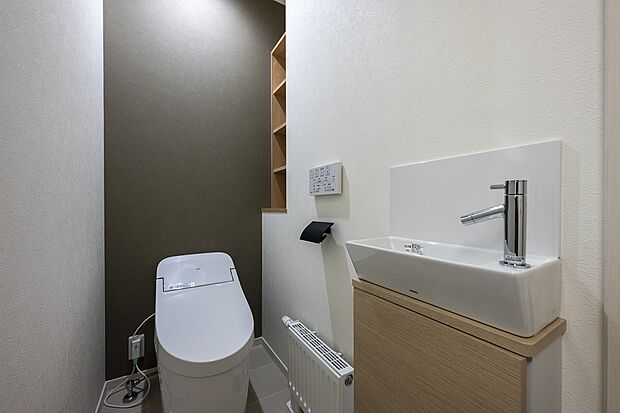 【1階トイレ】手洗い器別の1階トイレ。オープンな収納にはトイレットペーパーや芳香剤を！（2024年3月撮影）