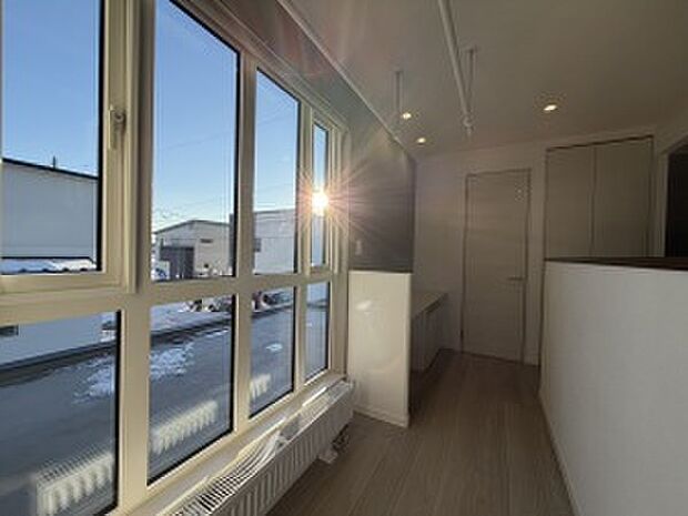 【2階ホール】日当たり良好な南側に位置する2階ホールは、室内干しスペースとして◎（2026年1月撮影）