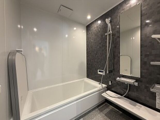 【バスルーム】足をのばしてゆっくりおくつろぎいただける1坪タイプのバスルーム（2026年1月撮影）