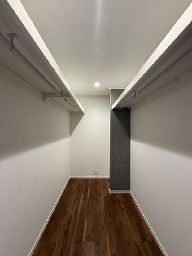 【WIC】3.3帖の広々としたWIC。2人分の衣類をまとめて収納いただけます（2026年1月撮影）