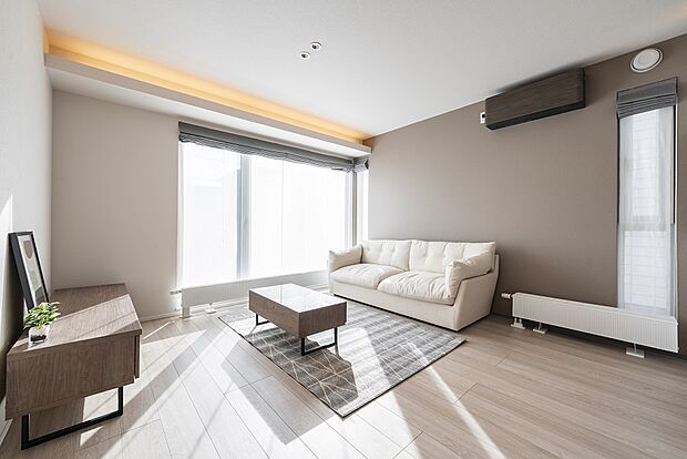 【リビング】L型開口の窓から気持ちの良い光が射し込むリビング（2024年11月撮影）