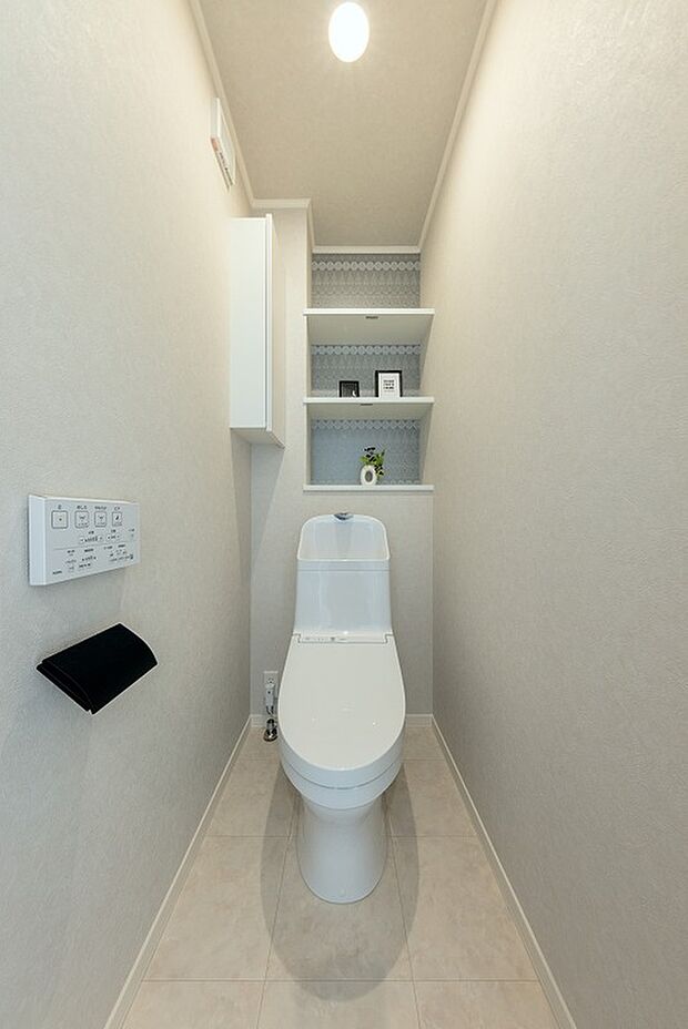 【2階トイレ】2Fにも手洗い付きのトイレを完備。忙しい朝の時間帯のストレスも軽減してくれそうです。（2023年7月撮影）