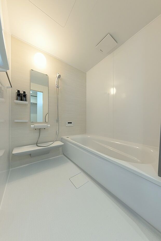 【浴室】浴室はTOTOのほっからり床を採用。膝をついても痛くない柔らかく、冷たく感じにくい床材です。お掃除しやすいよう細部までこだわられた浴室になっております。（2023年7月撮影）
