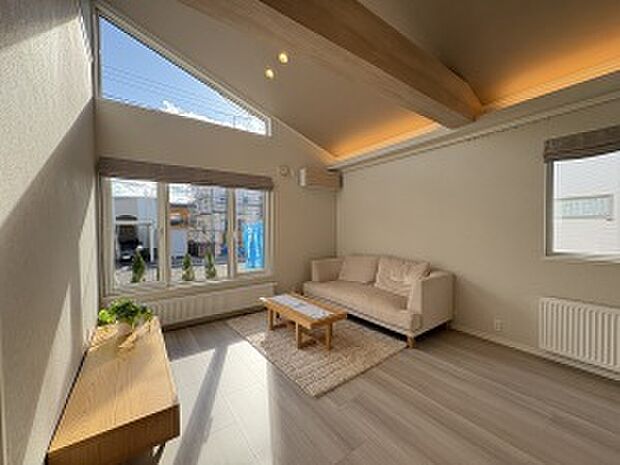 【リビング】お天気のいい日はたっぷりの光を取り込むリビング(2025年10月撮影)