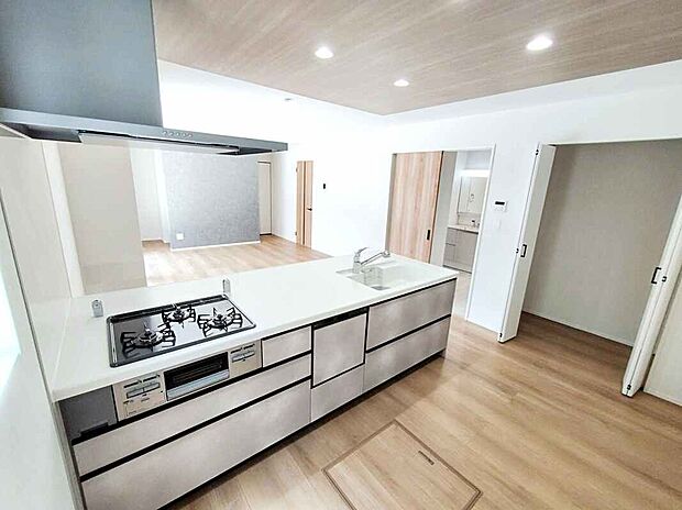 ☆Kitchen☆
明るく開放感のあるリビング。対面式キッチンは、いつでもご家族を感じられる空間作りの重要ポイントになりそうです。