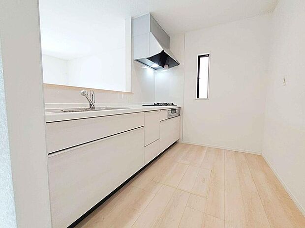 ☆Kitchen☆
対面式キッチンからは、リビングにいるご家族の様子が一目で分かります。小さいお子様がいても安心です。