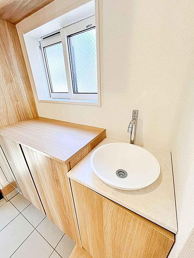 ☆Second Washstand☆
帰宅後すぐに手洗いできるセカンド洗面。
小さなお子様はもちろん、ペットの散歩が終わったあとの足洗い場としてもご利用いただけます♪