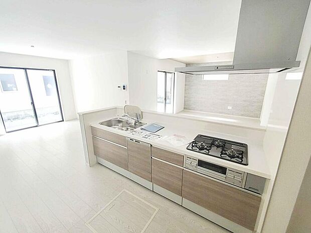 ☆Kitchen☆
対面式キッチンですので、お食事の準備をしながらご家族との会話を楽しめます。大容量の収納スペースは取り出しやすくしまいやすいスライドタイプ、大きな鍋などもラクに取り出せます♪