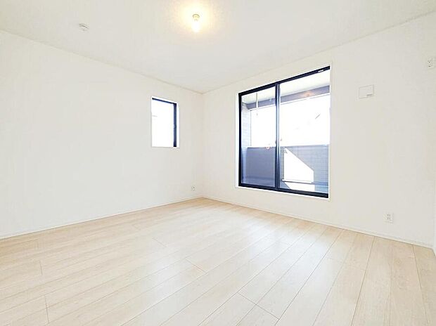 ☆Room☆
2面採光を確保した明るい室内は、風通しも良く、大変居心地の良い空間となっております。爽やかな風を感じて起きる朝は、快適生活の始まりに！