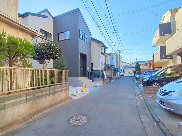 ☆前面道路の様子☆
カースペースございます。
当日のご見学予約も承ります。同じものは２つとない「夢のマイホーム」との出会いが待っているかもしれませ