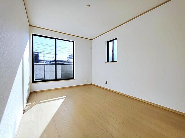 ☆Room☆
ベランダ直結の居室は２面採光で、暖かな陽が差す空間になっております。