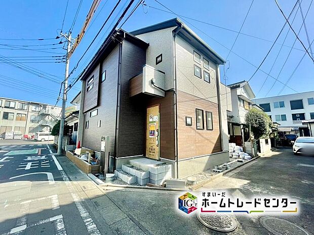 ☆外観の様子☆
長期優良住宅+住宅性能表示【建設】【設計】W取得の永住邸誕生しました。
食洗機付対面キッチン、吹抜け、折上げ天井&ポップアップ天井を配したおしゃれなLDK、浴室暖房乾燥機など設備充実