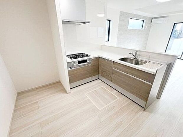 ☆Kitchen☆
動線が短く、手早く作業できるL型キッチン。コーナーにスパイスを置いて。
後片付けもラクラクな食洗機付。環境にも手にも優しいですね。