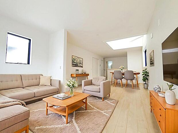 ☆Livingroom☆
暖かな雰囲気のLDK。ご家族が自然と集まる穏やかな暮らしがイメージできますね♪
※家具をCGで加工しています。家具付き販売ではございません。