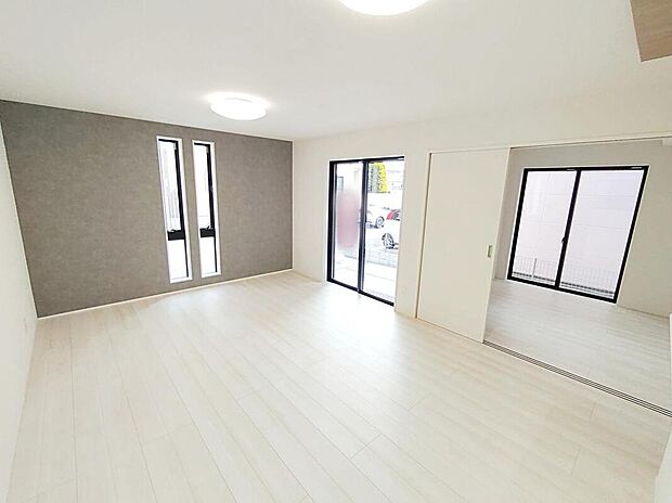 ☆Livingroom☆
おしゃれなアクセントクロスを使用したリビングは、ご家族の憩いの場所に♪ご家族のコミュニケーションを育むリビング階段を採用しています。