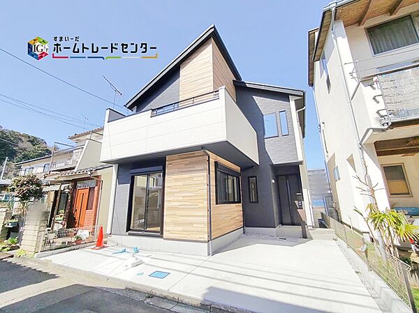 ☆外観の様子☆
おしゃれな外観です。南側道路に面し、陽当り良好です♪
温もり感じるお住まいとなっております。
現地をご覧いただきながら、住まいの夢をお聞かせください。