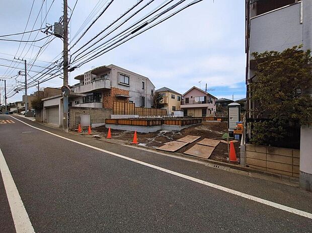 ☆前面道路の様子☆
カースペース2台可能です。
この街で・この家で暮らしたいと思わせる理由を是非現地でお確かめ下さい。
現地をご覧いただきながら、住まいの夢をお聞かせください。