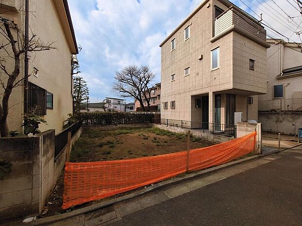 ☆現地の様子☆
都心にほど近く、閑静な住宅地で人気のエリア♪
南側公園に面し、陽当り良好です♪
太陽光発電システム搭載のため、省エネ住宅。