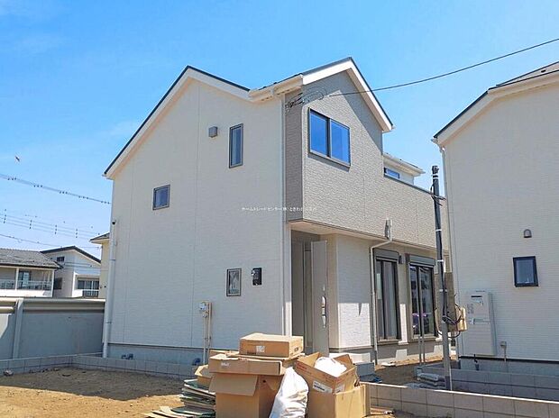 ☆外観の様子☆
洗練されたデザインのお洒落なお住まいです。ゆとりの広さを誇る魅力あふれる邸宅の完成です。
買い物施設が豊富で住み心地良好です♪